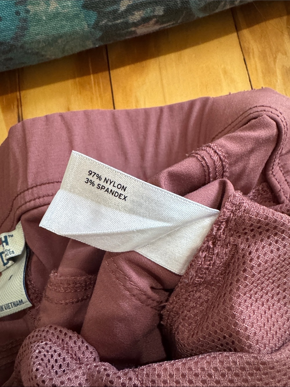 Duluth Trading Co Women's Cargo Shorts in Dusty Rose - Picture 8 of 9